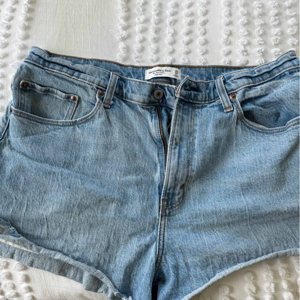 Abercrombie & Fitch - Curve Love Mom Short High Rise
